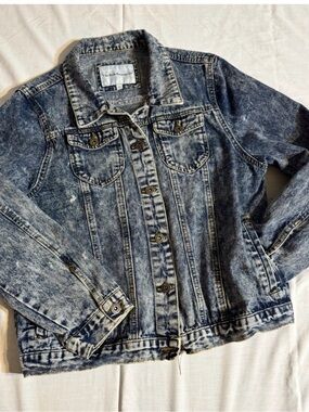 The Style Between Us Acid Wash Denim Trucker Jacket Blue L